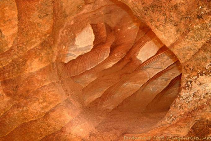 Grotte aux nuances de grès rouge zébré, Pétra, Zib Attuf - Jordanie
