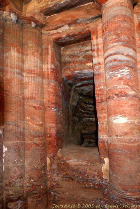 Colonnes colorées de la Salle du Triclinium, Wadi Al-Farasa, Pétra - Jordanie