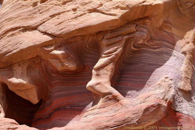 Formes issues de l’agrégation et la cémentation de grains de sable, Wadi Al-Farasa, Pétra - Jordanie