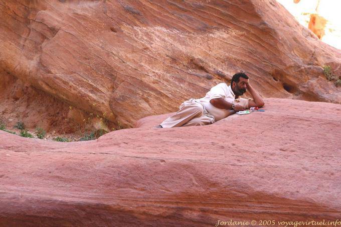 Homme se reposant dans le Wadi El Farasah, Pétra - Jordanie