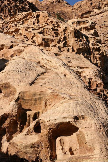 Escalier vertigineux, taillé dans la pierre, conduisant à un groupe de tombes, djebel al-Madhbah, Pétra - Jordanie