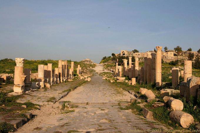 La rue est-ouest pavée de basalte, Gadara, Umm Qeis - Jordanie