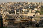 Tombeau sarcophage dans la citadelle et vue sur le djebel al-qalaa, Amman, Jordanie.