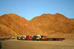 Camions sur la route, Aqaba, Jordanie.
