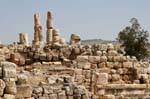 Colonnades instables et mur à reconstruire, Jerash, Jordanie.