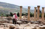 Homme au kefieh admirant le paysage, Jerash, Jordanie.