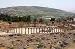 Colonnade double du forum ovale et porte sud, Jerash, Jordanie.