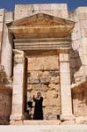 Histoire de fille dans le théâtre sud, Jerash, Jordanie.