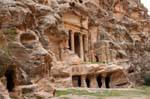 Tombeau incrusté dans l'apocalyse minérale, Siq Al-Barid, Little Pétra, Jordanie.
