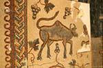 Zébu regardant un lion, mosaique dans le sanctuaire Kirbet Mukkayat, Mont Nébo, Jordanie.