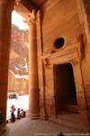 Porte de l'une des trois petites pièces, Pétra Khazneh, Jordanie.