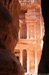 Colonnes du Khazneh découvertes depuis le Siq, Pétra, Jordanie.