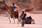 Chameliers sur la place devant le Khazneh, Pétra, Jordanie.