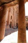 Sur le côté de la cour avant le Tombeau à l'Urne, Khubta, Pétra, Jordanie.