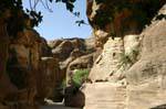 Etroitesse du passage entre les parois du défilé du Sîq, Pétra, Jordanie.