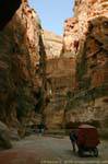 Chariot à cheval dans les méandres du Sîq, Pétra, Jordanie.