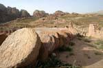 Colonne en tranches au-dessus du temenos du Grand Temple, Pétra Ville Basse, Jordanie.