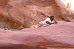 Homme se reposant dans le Wadi El Farasah, Pétra, Jordanie.