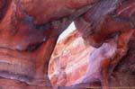Passage creusé par l'érosion dans le Wadi Al-Farasa, Pétra, Jordanie.