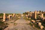 La rue est-ouest pavée de basalte, Gadara, Umm Qeis, Jordanie.