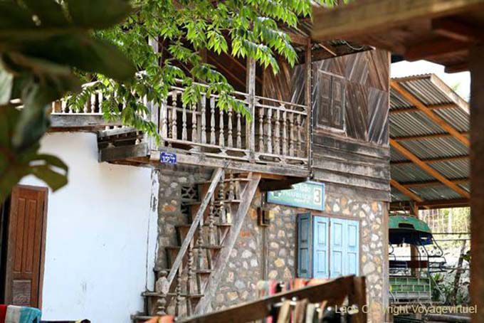 Architecture mêlant pierre et bois, Ban Xanhai, Laos
