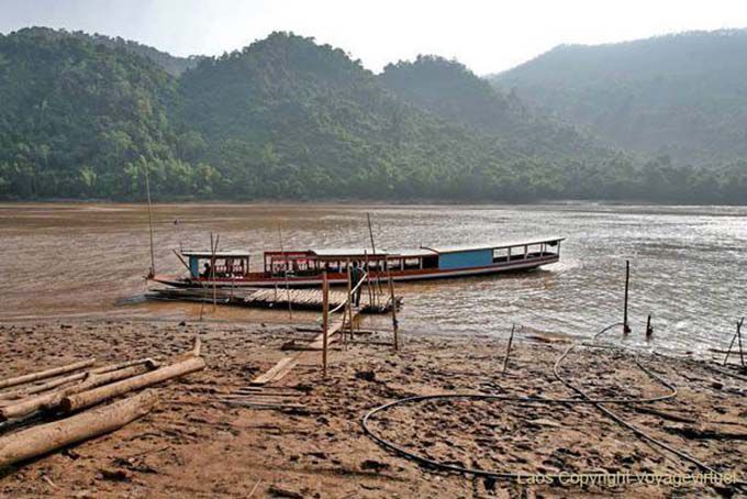 Ponton d'amarrage des bateaux sur le Mékong à Ban Xanhai, Laos