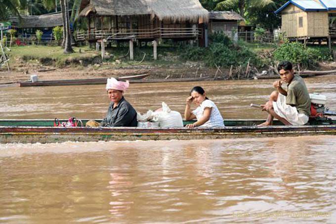 Transport sur le fleuve, Det Island, Laos