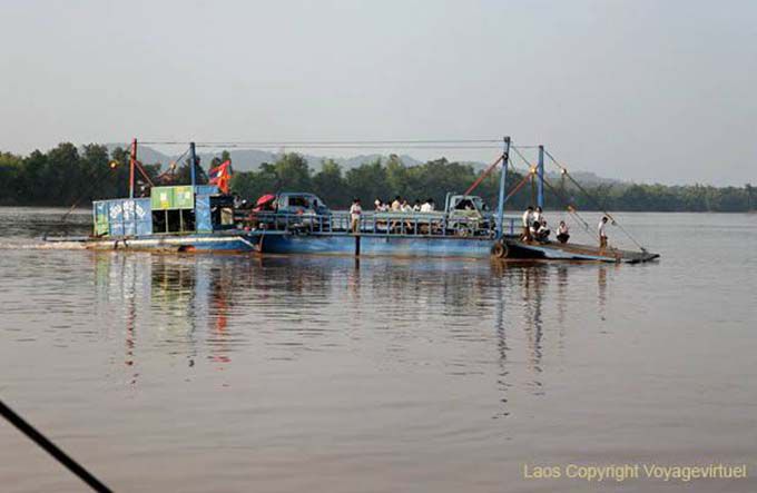 Bac traversant le Mékong, Khong Island, Laos