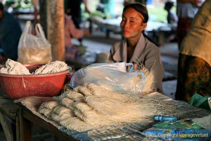 Pâtes et nouilles de riz au marché couvert, Khong Island, Laos