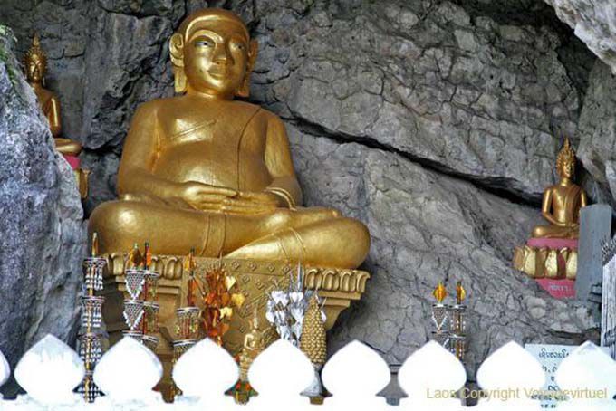 Sérenité bouddhique entre les rochers du Mont Phousi, Luang Prabang, Laos