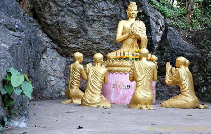Représentation de bouddha enseignant à ses disciples, Phusi mount, Laos