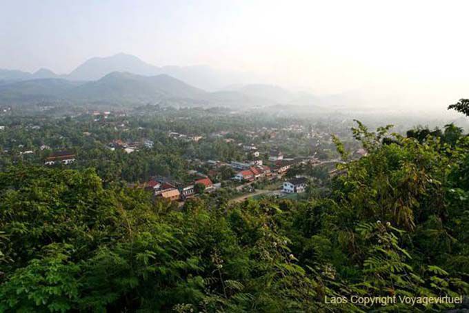 Point de vue sur la ville de Luang Prabang depuis le Mont Phousi, Laos