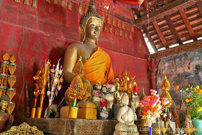 L'autel de la salle de prière, Wat Long Khun, Luang Prabang, Laos