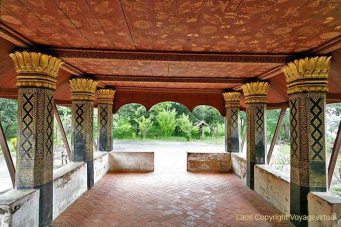 Colonnes décorées de l'entrée, Wat Long Khoun, Luang Prabang, Laos