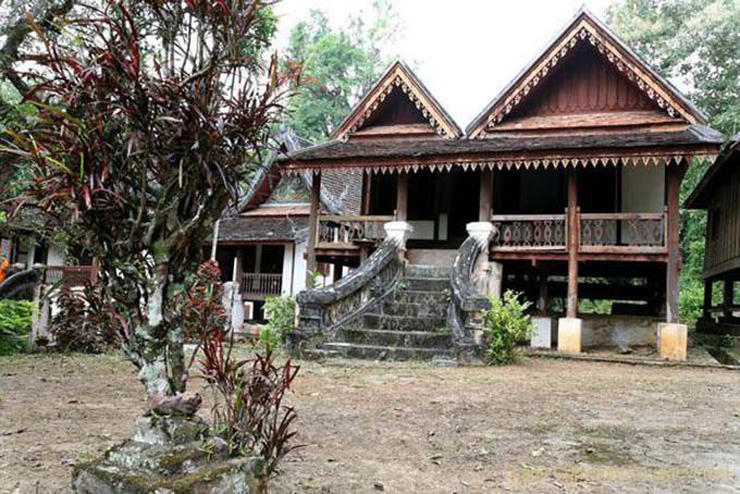 Meditation house, traditionnal kutis, Wat Long Khoun, Laos