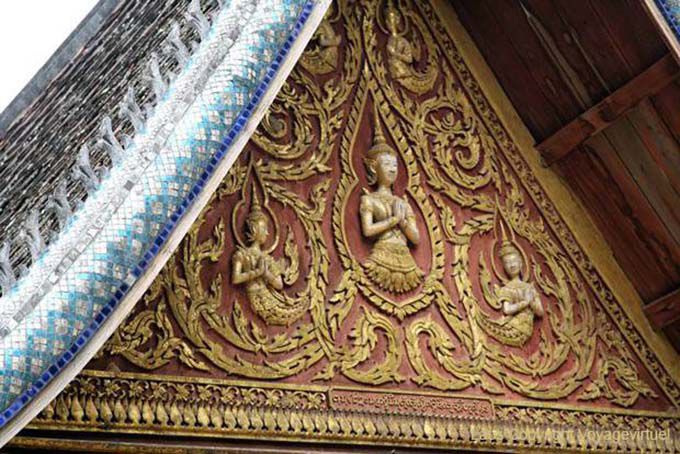 Fronton avec intrication de vignes et figures bouddhiques, Wat Long khun, Laos