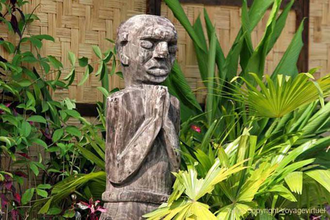 Statue de bois en prière dans le Wat Sene Soukharam, Luang Prabang, Laos