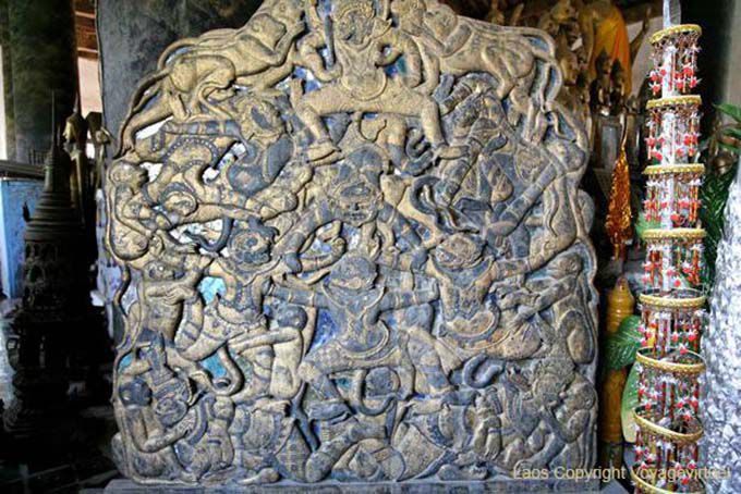 Candélabre sculpté en 1915 avec inserts en verre irisé représentant des scènes du Ramayana, dont le Roi Singe Hanuman, Wat Visoun, Laos