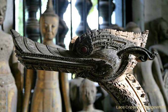 Tête d'oiseau en bois sculpté, le fils du vent, forme de l'esprit du Garuda, Wat Visoun, Luang Prabang, Laos