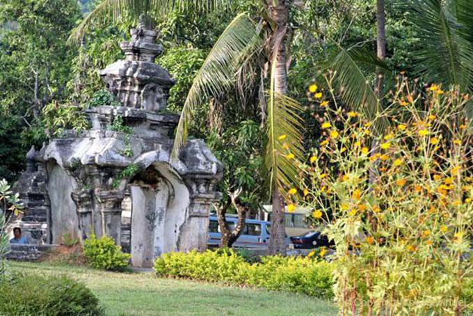 Porte précaire reliant Wat Aham et Wisunalat, Wat Visoun, Laos