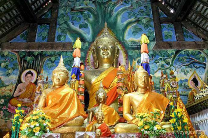 Wat Aham, maître-autel à l'intérieur du Sim construit en bois, Luang Prabang, Laos