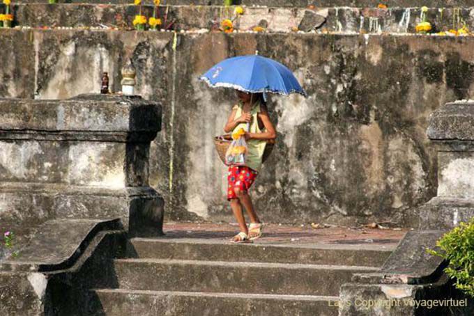 Laotienne à ombrelle sur les marches du That Makmo, Luang Prabang, Laos