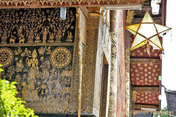Lion et déesse avec vigne tourbillonnante stylisée sur le Sim, temple principal, Wat Xieng Thong, Laos