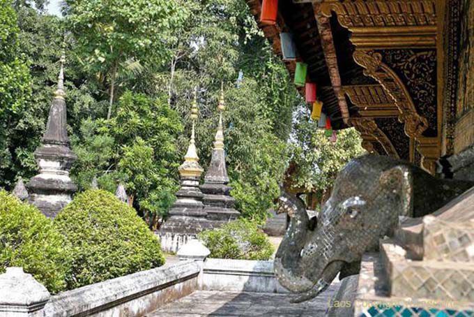 Elephant, miroir et stupas à l'angle nord-ouest du Sim, Wat Xieng Thong, Luang Prabang, Laos