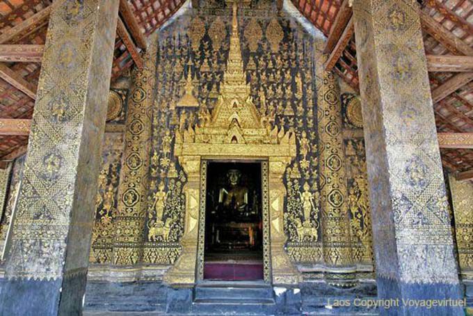 Porte d'entrée principale avec fronton en feuille d'or sur laque noire, montrant des nagas, des stupas et de la flore, Wat Xieng Thong, Luang Prabang, Laos