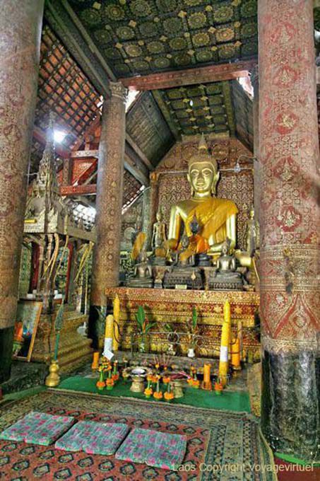 Autel bouddhiste dans la nef centrale de la pagode, Wat Xieng Thong, Laos