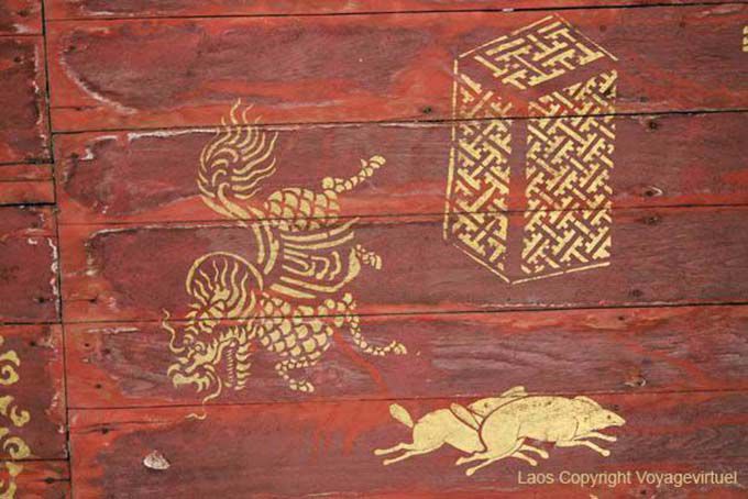 Détail d'une peinture sur bois, Wat Chom Phe, Luang Prabang, Laos