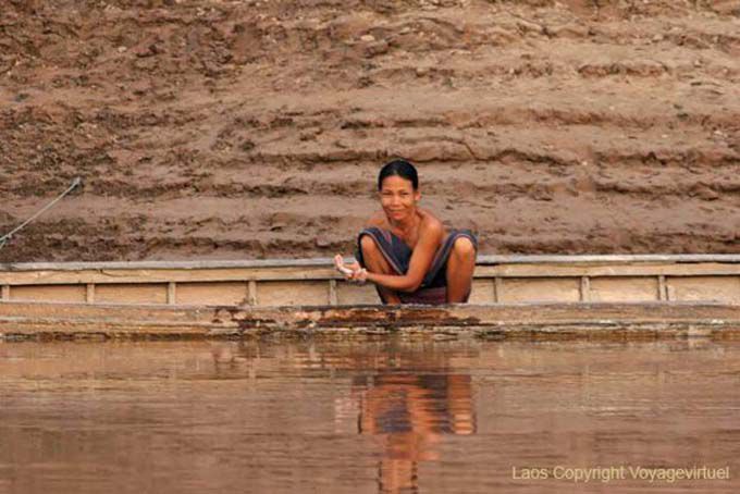 Le temps de la toilette dans le fleuve, Mékong, Laos Sud, Laos