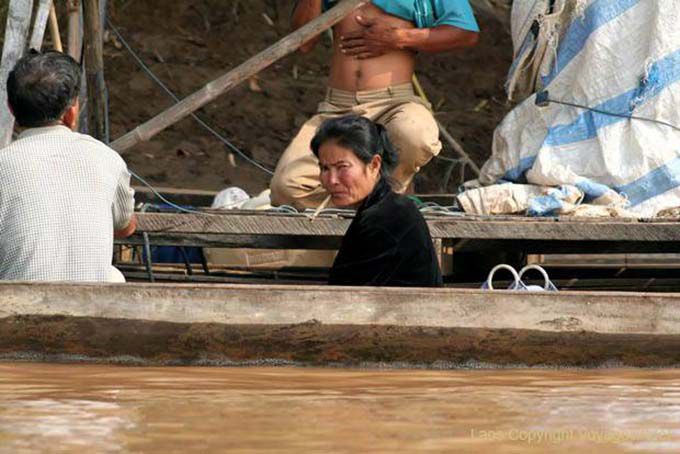 Regard de fumeuse, Mékong, Laos Sud, Laos