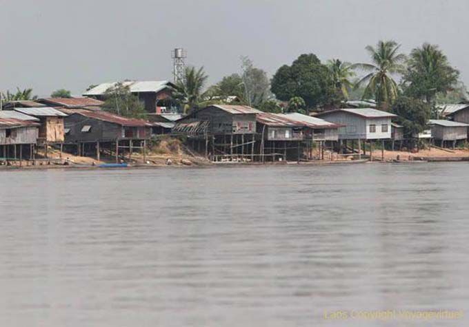 Village sur les rives du Mékong Laos Sud, Laos